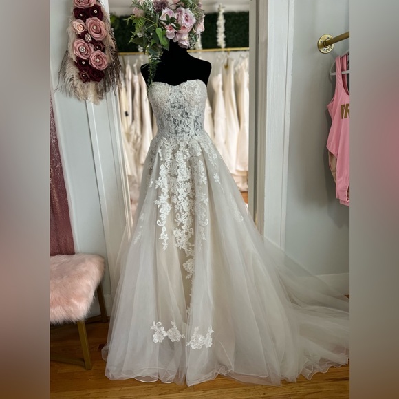 David’s Bridal Lave Wedding Dress - Picture 2 of 5